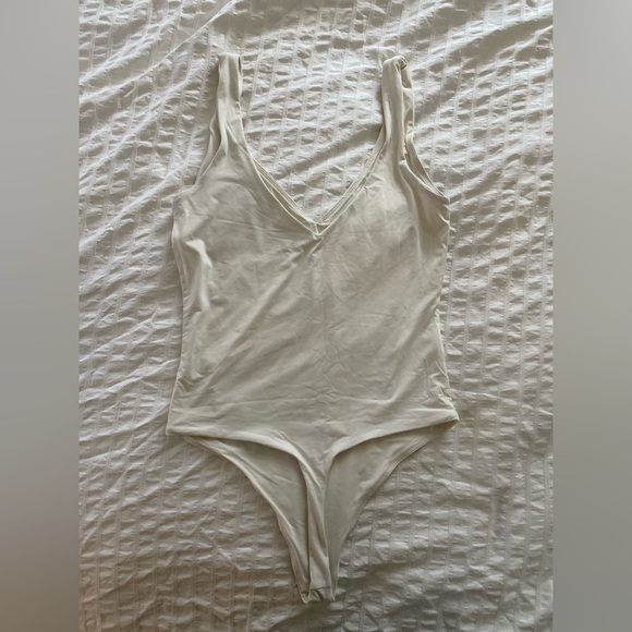 Aritzia Contour V-Neck Bodysuit - Picture 9 of 9
